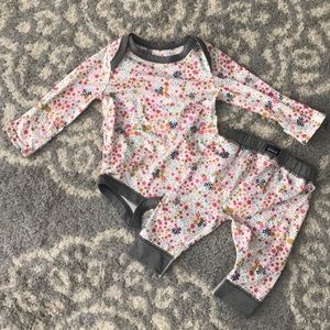 Patagonia Onesies Outfit size 0-3 months